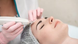 What are the helpful tips in choosing a skincare clinic?